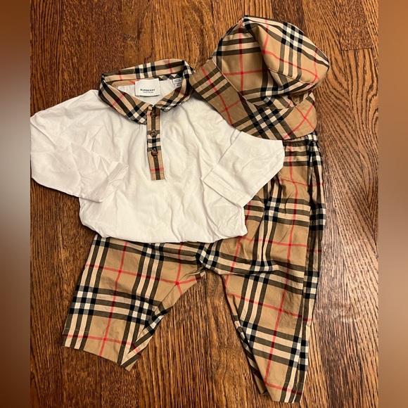 Burberry hat top bottom set